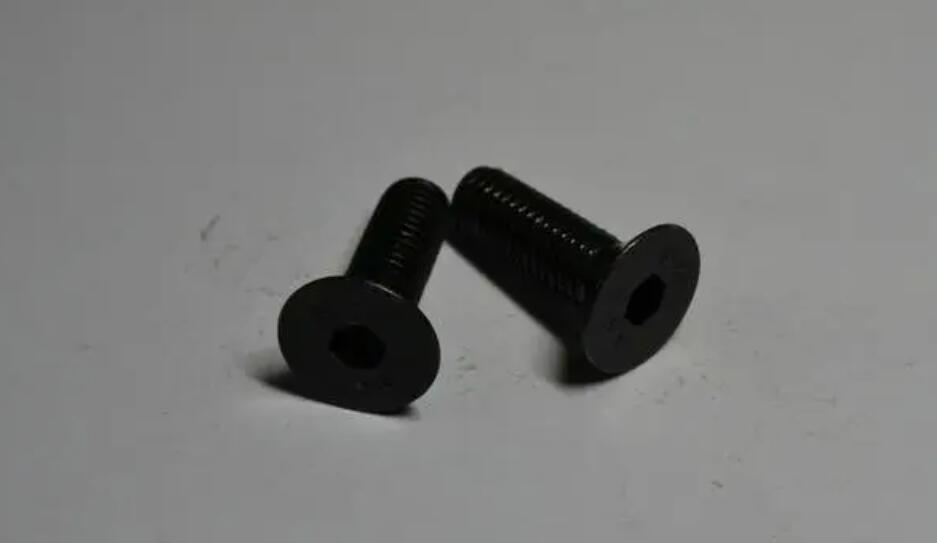 DIN7991 screw